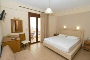 卢特拉艾季普苏Άλκηστις Alkistis的一间卧室，配有一张床、一张桌子和一把椅子