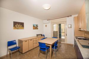 eine Küche mit Tisch und Stühlen in einem Zimmer in der Unterkunft La finestra blu in Ginosa Marina