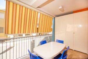 ein Konferenzraum mit einem weißen Tisch und blauen Stühlen in der Unterkunft La finestra blu in Ginosa Marina + 8 Fotos