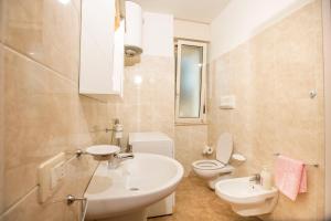 ein Badezimmer mit Waschbecken und Toilette in der Unterkunft La finestra blu in Ginosa Marina