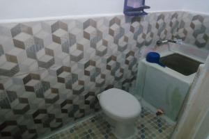 uma pequena casa de banho com WC e lavatório em EXPRESS O 92251 Jaya Kusuma Homestay em Jambi