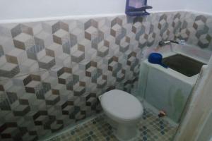 ein kleines Badezimmer mit Toilette und Waschbecken in der Unterkunft EXPRESS O 92251 Jaya Kusuma Homestay Near PONPES Darul Muhtadin in Jambi
