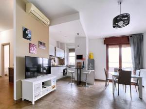 un salon avec une cuisine et une salle à manger dans l'établissement UR NEST Filanda, à Bologne