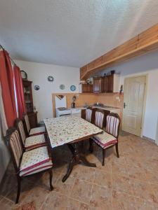 uma cozinha com mesa e cadeiras e uma cozinha com balcão em Apartmani Vukomanovo em Mojkovac