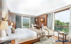 Letto o letti in una camera di Golden Tulip Srinagar