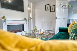 Χώρος καθιστικού στο 3 Bedroom Blissful Living for Contractors and Families by Coraxe Short Stays