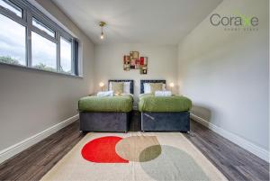Ένα ή περισσότερα κρεβάτια σε δωμάτιο στο 3 Bedroom Blissful Living for Contractors and Families by Coraxe Short Stays