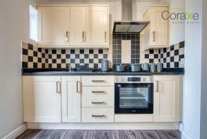 Η κουζίνα ή μικρή κουζίνα στο 3 Bedroom Blissful Living for Contractors and Families by Coraxe Short Stays