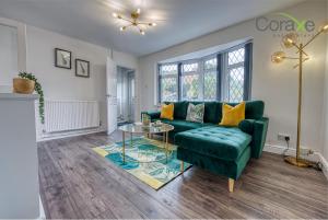Χώρος καθιστικού στο 3 Bedroom Blissful Living for Contractors and Families by Coraxe Short Stays
