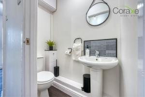 Ένα μπάνιο στο 3 Bedroom Blissful Living for Contractors and Families by Coraxe Short Stays