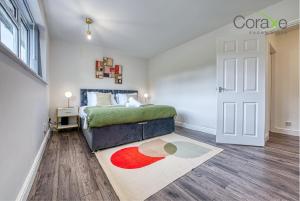 Ένα ή περισσότερα κρεβάτια σε δωμάτιο στο 3 Bedroom Blissful Living for Contractors and Families by Coraxe Short Stays
