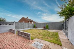 a backyard with a fence and a bench at 3 Bedroom Luxe Living for Contractors and Families by Coraxe Short Stays in Dudley