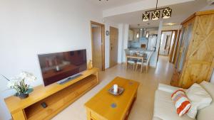 een woonkamer met een bank, een tv en een tafel bij Penthouse Arancha-Murcia Holiday Rentals Property in Roldán