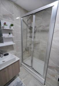 ein Badezimmer mit Dusche und Waschbecken in der Unterkunft King Suite SS2 in Esenyurt