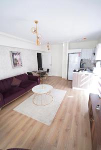 ein Wohnzimmer mit Sofa und Tisch in der Unterkunft King Suite SS2 in Esenyurt