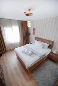 ein Schlafzimmer mit einem großen Bett mit zwei Handtüchern darauf in der Unterkunft King Suite SS2 in Esenyurt + 5 Fotos