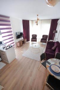 ein Wohnzimmer mit Sofa und Tisch in der Unterkunft King Suite SS2 in Esenyurt