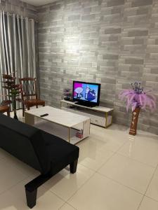 古晉的住宿－P' Residence Condo, Batu Kawa, Kuching，带沙发和电视的客厅