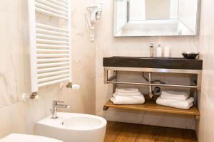 A bathroom at B&B La finestra sul canale