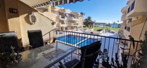 Bazén v ubytovaní Apartamenty Deluxe - Los Naufragos -Torrevieja Costa Blanca alebo v jeho blízkosti
