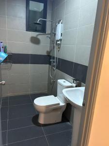 古晉的住宿－P' Residence Condo, Batu Kawa, Kuching，一间带卫生间和水槽的浴室