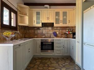A kitchen or kitchenette at Barbara house