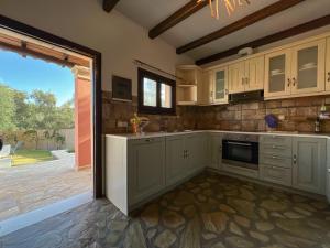 A kitchen or kitchenette at Barbara house