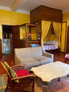 uma sala de estar com um sofá e uma cama em Villa del Mar em Mactan