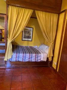 Schlafzimmer mit einem Bett mit Baldachin und Vorhängen in der Unterkunft Villa del Mar in Mactan