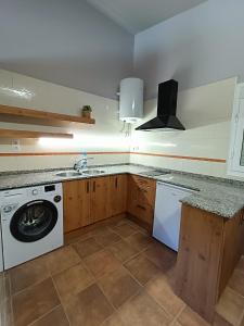 a kitchen with a washing machine and a sink at Casa Mequinenza in Mequinenza