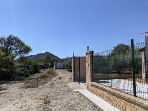 um portão num quintal com uma cerca em Casa Mequinenza em Mequinenza