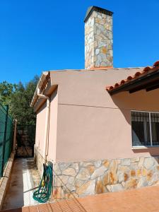 una casa con una pared de piedra y una chimenea en Casa Mequinenza, en Mequinenza