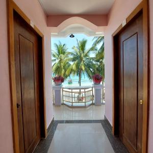 - un couloir offrant une vue sur l'océan depuis une maison dans l'établissement ISLANDS BOUTIQUE Koh Rong, à Koh Rong