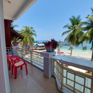 d'un balcon avec des chaises et une vue sur la plage. dans l'établissement ISLANDS BOUTIQUE Koh Rong, à Koh Rong