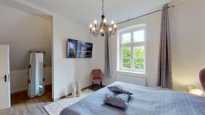 a bedroom with a bed and a window at Ferienwohnung Leuchtturmwärter in Putgarten