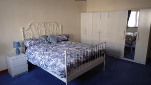 um quarto com uma cama grande e um armário branco em Rosebank Lodge em High Bentham