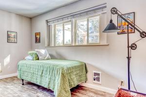 um quarto com uma cama e uma janela em A Slice of Sunriver em Sunriver