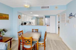 eine Küche und ein Esszimmer mit einem Tisch und Stühlen in der Unterkunft Roxanne Towers PH1 in Myrtle Beach