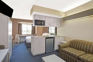 um quarto de hotel com uma cozinha e uma sala de estar em Microtel Inn & Suites by Wyndham Houston/Webster/Nasa/Clearlake em Nassau Bay