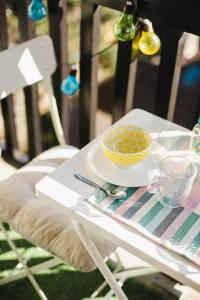 - une table blanche avec une assiette et un bol dans l'établissement Appartement cosy avec vue imprenable sur Cabourg - accès direct plage - proche centre ville, à Cabourg