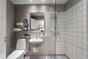un bagno con wc, lavandino e doccia di Hotel Kronjylland a Randers