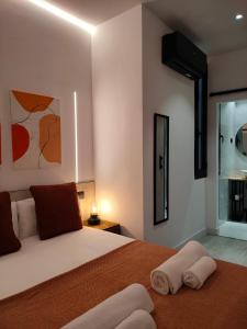 een slaapkamer met een bed met twee handdoeken erop bij Apartamentos WUR in Madrid