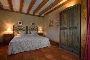 a bedroom with a large bed and two lamps at Posada Real Mingaseda in Navafría