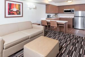 Kuchyň nebo kuchyňský kout v ubytování Microtel Inn & Suites by Wyndham Fort Saint John