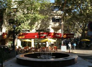 Um restaurante ou outro lugar para comer em Hotel Xumec Mendoza