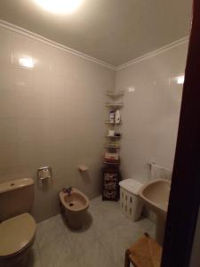 a bathroom with a toilet and a bidet and a sink at Piso 4 habitaciones Valdoviño cerca de la Playa in Valdoviño