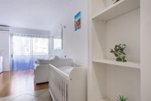 Sunny studio with balcony and AC near the Sea