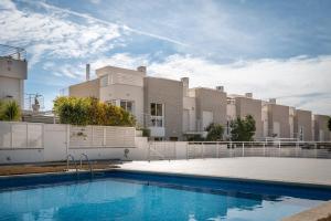 eine Villa mit einem Pool vor einem Gebäude in der Unterkunft AT083 Bonita casa con piscina y barbacoa, zona muy tranquila in Creixell