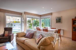 ein Wohnzimmer mit Sofa und Tisch in der Unterkunft AT083 Bonita casa con piscina y barbacoa, zona muy tranquila in Creixell