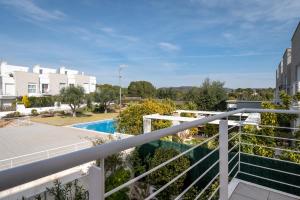 einen Balkon mit Poolblick in der Unterkunft AT083 Bonita casa con piscina y barbacoa, zona muy tranquila in Creixell